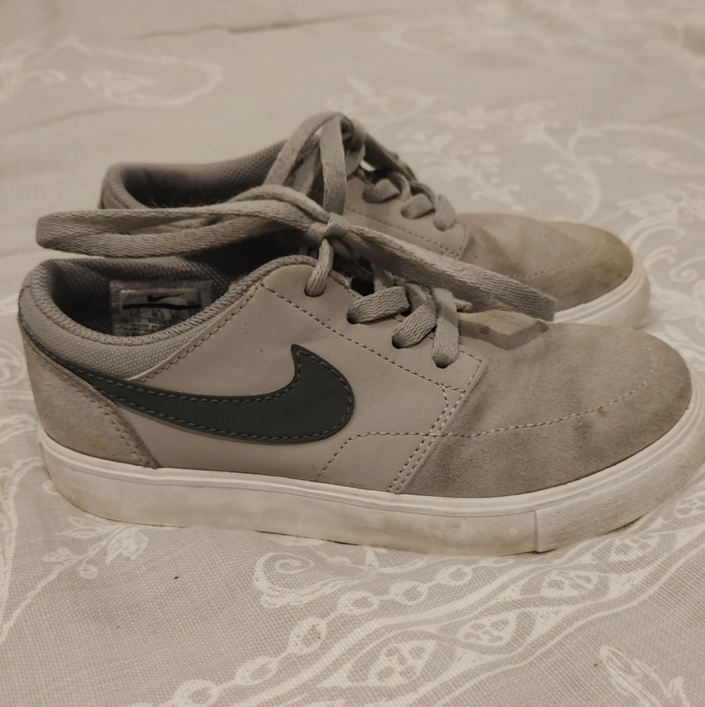 Nike Tennis Shoes Size 11